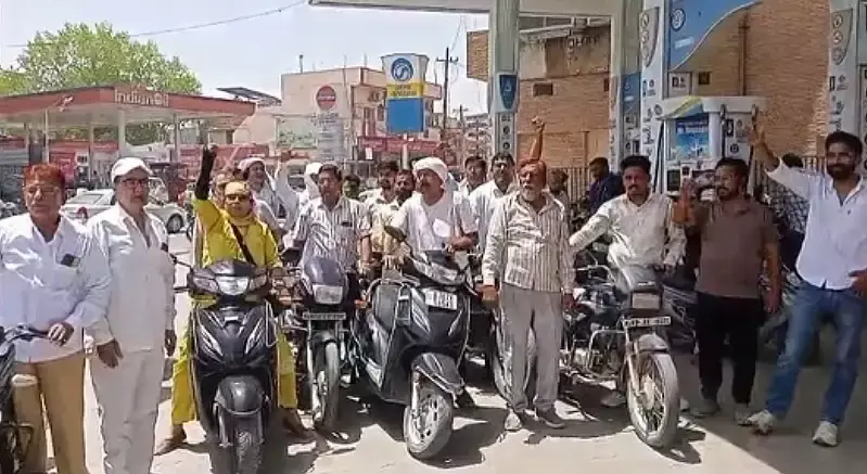 Bikaner: पेट्रोल कीमतों के विरोध में कांग्रेस नेताओं का अनोखा प्रदर्शन Bikaner: पेट्रोल कीमतों के विरोध में कांग्रेस नेताओं का अनोखा प्रदर्शन