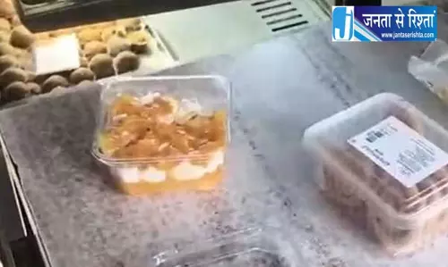 मिठाई से आ रही थी बदबू, होटल में जमकर कटा बवाल