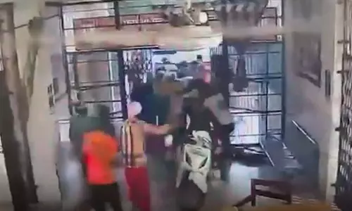सरकारी नशा मुक्ति केंद्र में मची अफरातफरी, एक साथ भागे 30 युवक सरकारी नशा मुक्ति केंद्र में मची अफरातफरी, एक साथ भागे 30 युवक