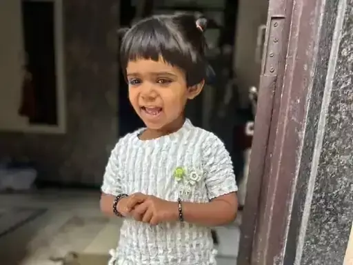 Sirohi: इंजेक्शन के बाद बच्चे की मौत, परिजनों ने की जांच की मांग Sirohi: इंजेक्शन के बाद बच्चे की मौत, परिजनों ने की जांच की मांग
