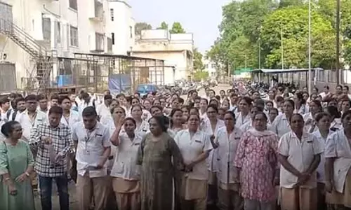 महाराष्ट्र: तबादले के आदेश के खिलाफ नर्सों का प्रदर्शन, फैसले पर पुनर्विचार करने की मांग