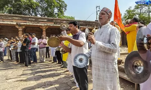भोजशाला परिसर विवाद: मुफ्त प्रवेश, बंद कमरे की जांच और प्रतीकों को हटाने की मांग भोजशाला परिसर विवाद: मुफ्त प्रवेश, बंद कमरे की जांच और प्रतीकों को हटाने की मांग