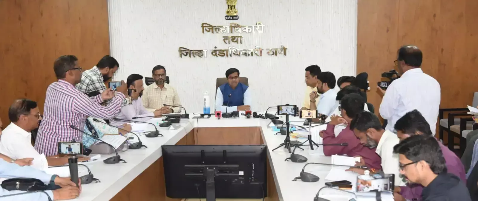 Mumbai: ठाणे जिले में मतदाता सूची अपडेट की प्रक्रिया शुरू Mumbai: ठाणे जिले में मतदाता सूची अपडेट की प्रक्रिया शुरू