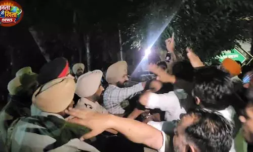 SAD नेता की गिरफ्तारी पर Faridkot में हंगामा SAD नेता की गिरफ्तारी पर Faridkot में हंगामा