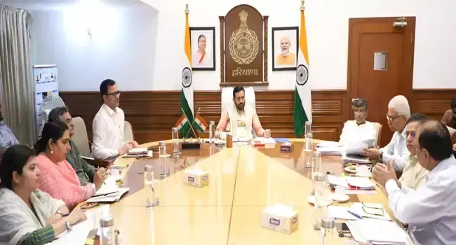 Mumbai: ट्रक चालकों ने सरकार से ईंधन संकट दूर करने की मांग की Mumbai: ट्रक चालकों ने सरकार से ईंधन संकट दूर करने की मांग की
