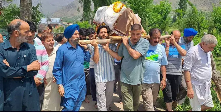 Srinagar: कश्मीरी पंडित महिला के अंतिम संस्कार में सामाजिक सौहार्द की झलक Srinagar: कश्मीरी पंडित महिला के अंतिम संस्कार में सामाजिक सौहार्द की झलक