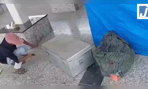 ट्रेन में मिले युवती के कटे शव की शिनाख्त हुई, पिता ने अपनी ही बेटी को उतारा था मौत के घाट ट्रेन में मिले युवती के कटे शव की शिनाख्त हुई, पिता ने अपनी ही बेटी को उतारा था मौत के घाट