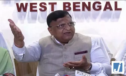बंगाल सरकार ने कर्मचारियों को मीडिया में भाग लेने और सूचनाएं लीक करने पर लगाई रोक बंगाल सरकार ने कर्मचारियों को मीडिया में भाग लेने और सूचनाएं लीक करने पर लगाई रोक