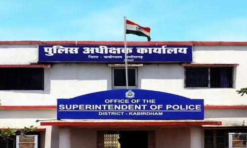 पत्नी सरपंच, धौंस दिखा रहा पति, एसपी ऑफिस पहुंचा मामला