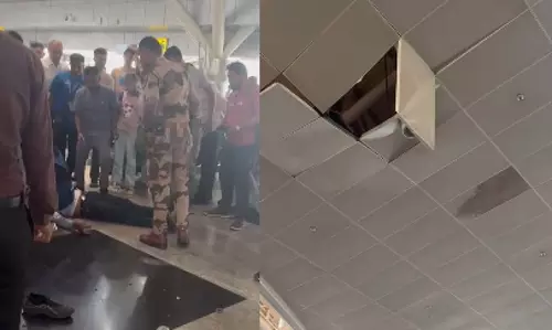 रायपुर एयरपोर्ट में सीलिंग की मरम्मत करते वक्त गिरा मजदूर, हालत नाजुक रायपुर एयरपोर्ट में सीलिंग की मरम्मत करते वक्त गिरा मजदूर, हालत नाजुक