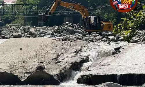 Kullu तीर्थन नदी का मार्ग बदलने से ज़मीन खतरे में Kullu तीर्थन नदी का मार्ग बदलने से ज़मीन खतरे में