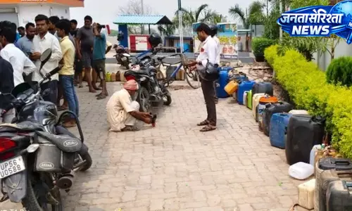 UP : लोटन में डीजल के लिए लंबी कतारें, पेट्रोल पंप पर अफरातफरी जैसे हालात UP : लोटन में डीजल के लिए लंबी कतारें, पेट्रोल पंप पर अफरातफरी जैसे हालात