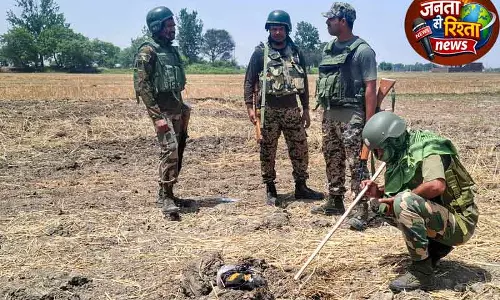 Jammu में IB के पास ड्रोन से गिराई गई 3 किलो हेरोइन ज़ब्त Jammu में IB के पास ड्रोन से गिराई गई 3 किलो हेरोइन ज़ब्त