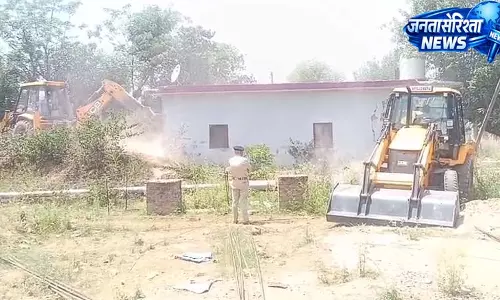 नशा तस्कर की अवैध संपत्ति पर चला बुलडोजर नशा तस्कर की अवैध संपत्ति पर चला बुलडोजर
