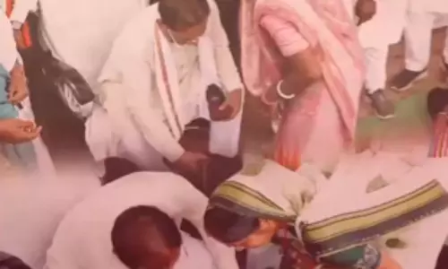 तेंदूपत्ता संग्राहकों के बीच पहुंचे CM विष्णुदेव साय, महुआ पेड़ के नीचे लगाई चौपाल तेंदूपत्ता संग्राहकों के बीच पहुंचे CM विष्णुदेव साय, महुआ पेड़ के नीचे लगाई चौपाल
