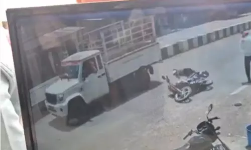 गिरा बाइक सवार, ऊपर से गुजर गई पिकअप, मौत