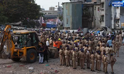 Bandra टर्मिनस अतिक्रमण अभियान हिंसक, 16 गिरफ्तार, 150 पर केस दर्ज Bandra टर्मिनस अतिक्रमण अभियान हिंसक, 16 गिरफ्तार, 150 पर केस दर्ज