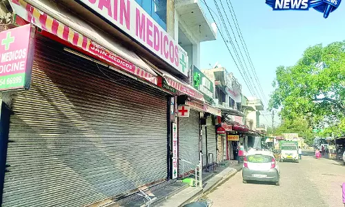 भीषण गर्मी में दवाइयों के लिए भटके मरीज