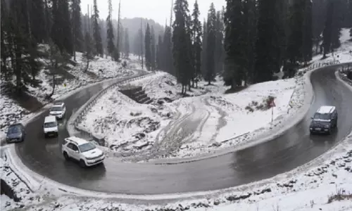 Srinagar: जम्मू-कश्मीर में मौसम ने बदला मिजाज, ऊंचाई वाले क्षेत्रों में हिमपात Srinagar: जम्मू-कश्मीर में मौसम ने बदला मिजाज, ऊंचाई वाले क्षेत्रों में हिमपात