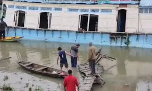 Srinagar: हाउसबोट हादसे के बाद एसडीआरएफ मौके पर पहुंची Srinagar: हाउसबोट हादसे के बाद एसडीआरएफ मौके पर पहुंची