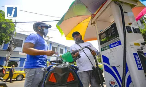 तेल कंपनियों ने ईंधन और LPG की कमी को खारिज किया, कहा- अफवाहों पर ध्यान न दें तेल कंपनियों ने ईंधन और LPG की कमी को खारिज किया, कहा- अफवाहों पर ध्यान न दें