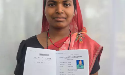 सुशासन तिहार में नवविवाहिता सेजल सिंह को मिला नया राशन कार्ड सुशासन तिहार में नवविवाहिता सेजल सिंह को मिला नया राशन कार्ड