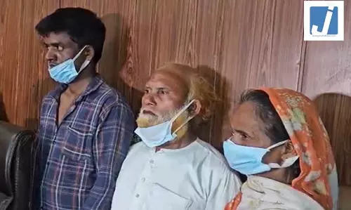 प्रेम-संबंध के कारण युवती की हत्या! शव के छह टुकड़े कर ट्रेन में फेंका, पिता समेत तीन गिरफ्तार प्रेम-संबंध के कारण युवती की हत्या! शव के छह टुकड़े कर ट्रेन में फेंका, पिता समेत तीन गिरफ्तार
