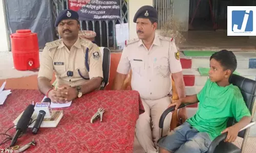 कोल्ड ड्रिंक पिलाने के बहाने बच्चे का अपहरण, 12 घंटे में पुलिस ने किया बरामद कोल्ड ड्रिंक पिलाने के बहाने बच्चे का अपहरण, 12 घंटे में पुलिस ने किया बरामद