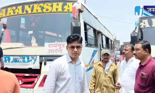 महासमुंद बस स्टैंड में आरटीओ ने किया बसों का औचक निरीक्षण महासमुंद बस स्टैंड में आरटीओ ने किया बसों का औचक निरीक्षण