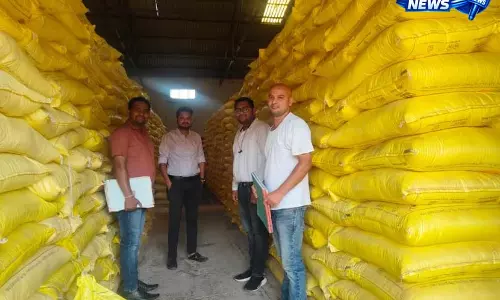 ओम फर्टिलाइज़र पर कार्रवाई, स्टॉक में 298 बोरी कम मिलने पर जप्त