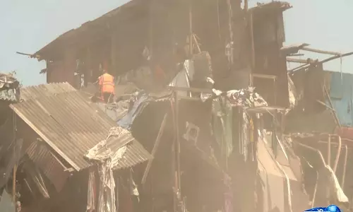 Mumbai के बांद्रा इलाके में अतिक्रमण विरोधी अभियान के दौरान पत्थरबाजी के आरोप में 16 लोग गिरफ्तार Mumbai के बांद्रा इलाके में अतिक्रमण विरोधी अभियान के दौरान पत्थरबाजी के आरोप में 16 लोग गिरफ्तार