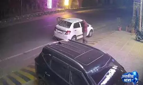 जौनपुर में तेज रफ्तार ट्रक ने खड़ी कार को मारी टक्कर, हादसा CCTV में कैद जौनपुर में तेज रफ्तार ट्रक ने खड़ी कार को मारी टक्कर, हादसा CCTV में कैद