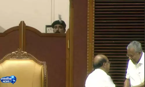 केरल विधानसभा शपथ ग्रहण में विजयन-सुधाकरन की हाथ मिलाने की Photo, राजनीतिक तनाव में नरमी का संकेत