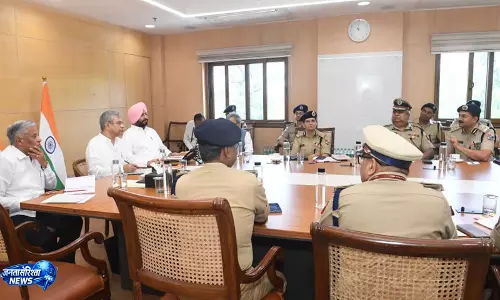 रेलवे सुरक्षा बढ़ाने के लिए AI, ड्रोन और CCTV का इस्तेमाल करेगा; यात्रियों से सतर्क रहने की अपील की रेलवे सुरक्षा बढ़ाने के लिए AI, ड्रोन और CCTV का इस्तेमाल करेगा; यात्रियों से सतर्क रहने की अपील की