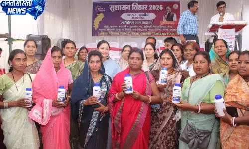 सुशासन शिविर मंच में अधिकारी दे रहें योजनाओं की जानकारी और स्टॉल से लाभ