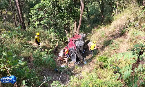 नैनीताल-Bhawali बाईपास के पास 400 मीटर गहरी खाई में कार गिरने से 5 लोगों की मौत नैनीताल-Bhawali बाईपास के पास 400 मीटर गहरी खाई में कार गिरने से 5 लोगों की मौत