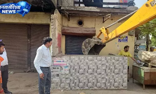 अतिक्रमण पर चला प्रशासन का बुलडोजर, मुख्य मार्ग से हटाए गए अवैध कब्जे अतिक्रमण पर चला प्रशासन का बुलडोजर, मुख्य मार्ग से हटाए गए अवैध कब्जे