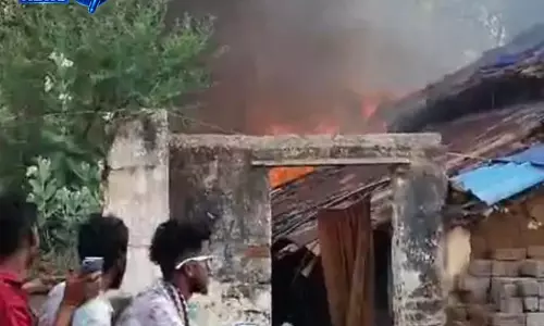 सूने मकान में लगी भीषण आग, दमकल टीम ने पाया काबू