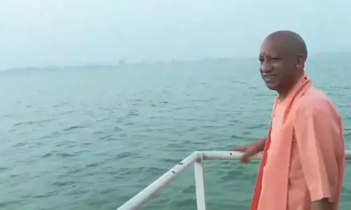 CM योगी का दौरा, बोटिंग एरिया की व्यवस्थाएं परखी CM योगी का दौरा, बोटिंग एरिया की व्यवस्थाएं परखी