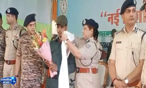 Jharkhand में बड़ी कामयाबी, 25 से अधिक नक्सलियों ने किया आत्मसमर्पण, भारी मात्रा में हथियार भी सौंपे Jharkhand में बड़ी कामयाबी, 25 से अधिक नक्सलियों ने किया आत्मसमर्पण, भारी मात्रा में हथियार भी सौंपे