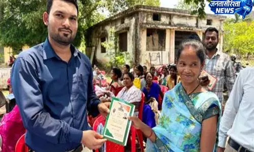 सुशासन तिहार में मिला नवीनीकृत राशन कार्ड ग्राम बड़ेपनेड़ा की सीता वेक के चेहरे पर लौटी मुस्कान