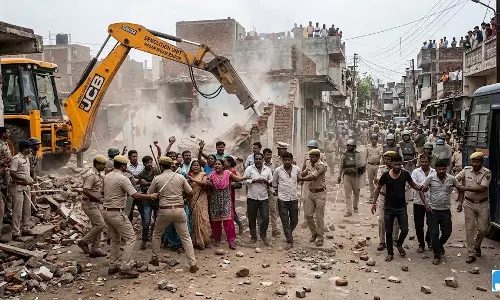 डिमोलिशन के दौरान बवाल, पत्थरबाजी में 16 गिरफ्तार डिमोलिशन के दौरान बवाल, पत्थरबाजी में 16 गिरफ्तार
