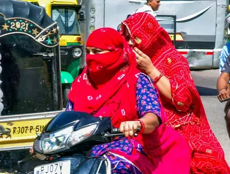 ओडिशा समेत इन राज्यों में भीषण गर्मी का कहर, 45 डिग्री के करीब पहुंचा पारा ओडिशा समेत इन राज्यों में भीषण गर्मी का कहर, 45 डिग्री के करीब पहुंचा पारा
