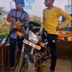 ट्रैक्टर ट्रॉली में बाइक को लादकर पेट्रोल पंप पहुंचा युवक, जानिए ऐसी क्या मजबूरी थी? ट्रैक्टर ट्रॉली में बाइक को लादकर पेट्रोल पंप पहुंचा युवक, जानिए ऐसी क्या मजबूरी थी?