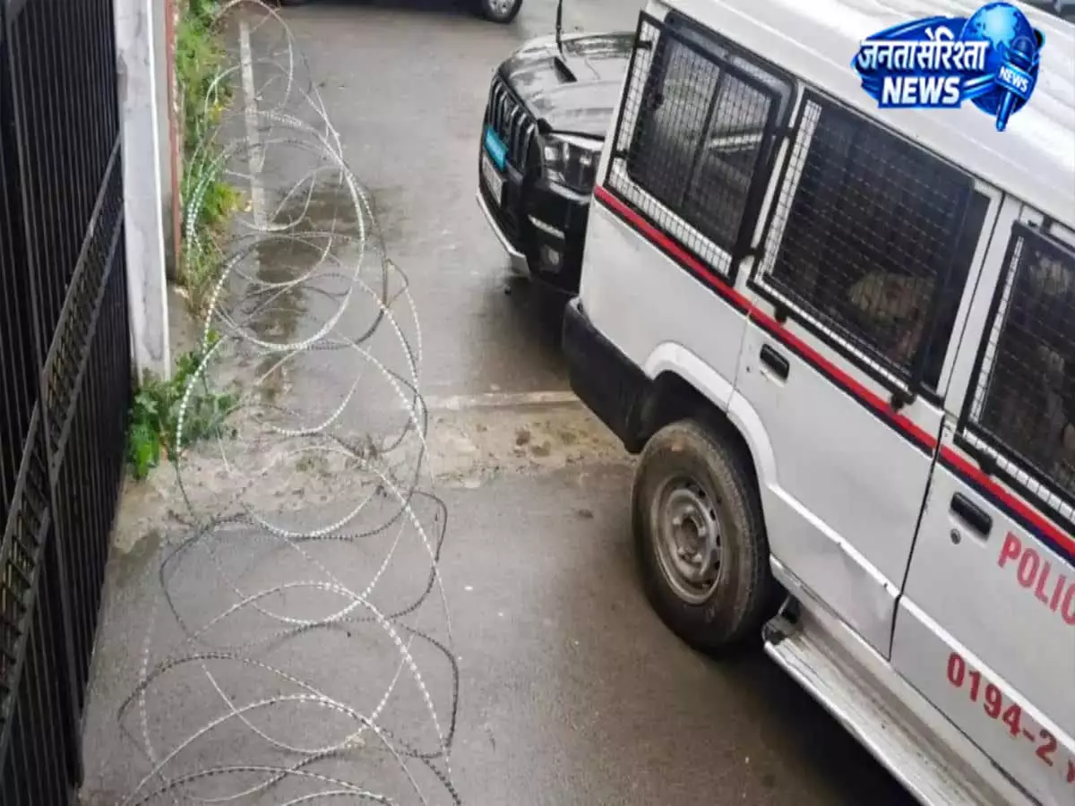 Srinagar: सज्जाद गनी लोन नज़रबंद, पार्टी ने बताया पुण्यतिथि पर हुई कार्रवाई Srinagar: सज्जाद गनी लोन नज़रबंद, पार्टी ने बताया पुण्यतिथि पर हुई कार्रवाई