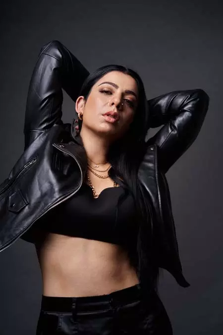 देहरादून में सिंगर जैस्मीन सैंडलस का शो रोकना पड़ा, भीड़ बेकाबू होने पर मंच से ही की ये अपील देहरादून में सिंगर जैस्मीन सैंडलस का शो रोकना पड़ा, भीड़ बेकाबू होने पर मंच से ही की ये अपील