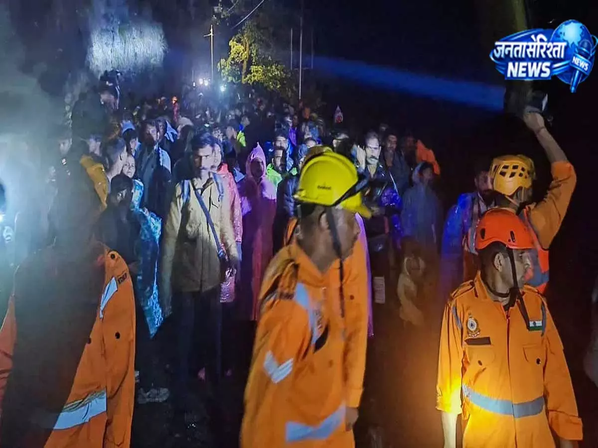 Uttarakhand: भूस्खलन के बाद 10,000 केदारनाथ तीर्थयात्रियों को बचाया Uttarakhand: भूस्खलन के बाद 10,000 केदारनाथ तीर्थयात्रियों को बचाया