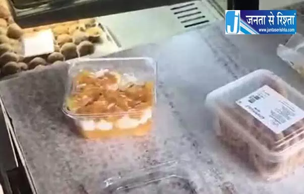 मिठाई से आ रही थी बदबू, होटल में जमकर कटा बवाल मिठाई से आ रही थी बदबू, होटल में जमकर कटा बवाल