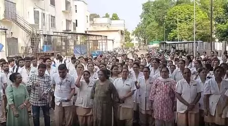 महाराष्ट्र: तबादले के आदेश के खिलाफ नर्सों का प्रदर्शन, फैसले पर पुनर्विचार करने की मांग महाराष्ट्र: तबादले के आदेश के खिलाफ नर्सों का प्रदर्शन, फैसले पर पुनर्विचार करने की मांग