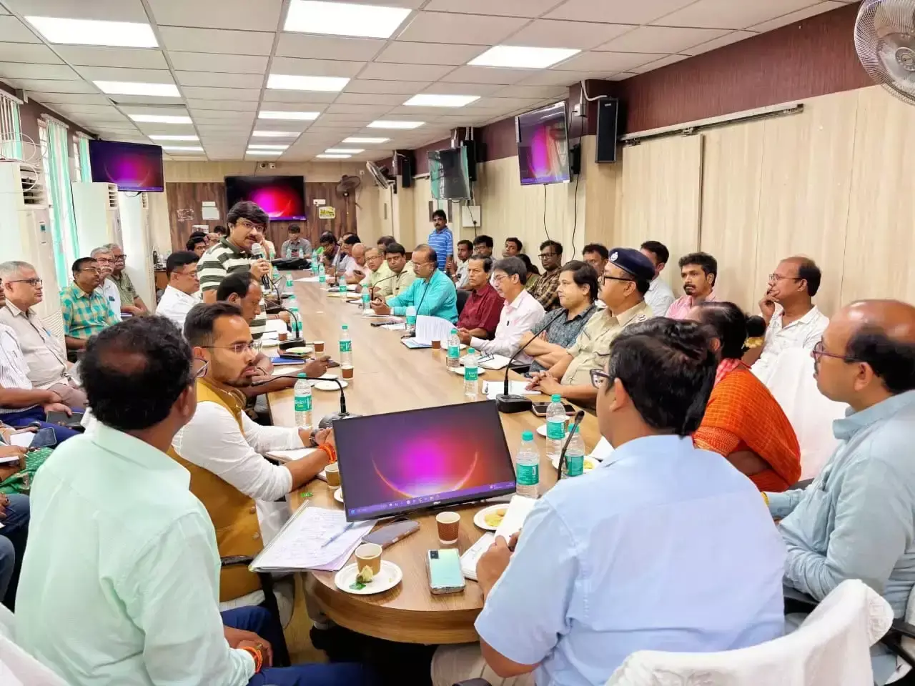 Hooghly: चंदननगर एसडीओ कार्यालय में हुई समीक्षा बैठक, कई मुद्दों पर चर्चा Hooghly: चंदननगर एसडीओ कार्यालय में हुई समीक्षा बैठक, कई मुद्दों पर चर्चा
